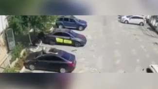 Мужчина в Севастополе спрыгнул с третьего этажа на иномарку и убежал (ВИДЕО)