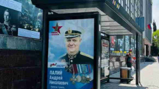 В Севастополе устанавливают ситилайты с портретами героев СВО