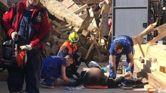 В Симферополе спасли мужчину из-под обрушившегося здания