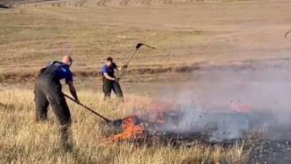 Под Симферополем тушат возгорание сухой травы