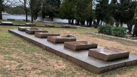 В Севастополе среди строительного мусора нашли надгробную плиту Героя Советского Союза