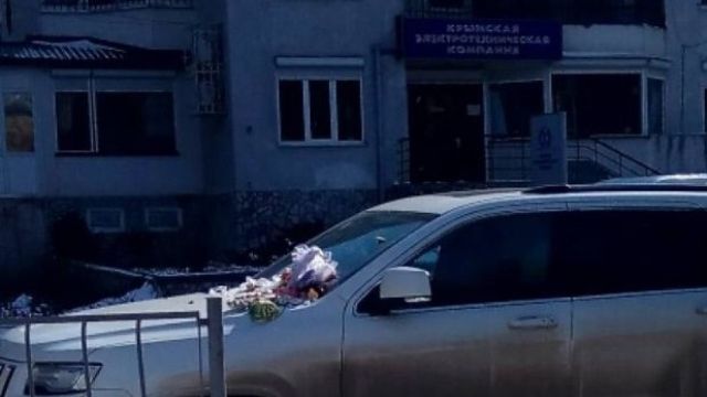 В Крыму неправильно припаркованные автомобили засыпают мусором