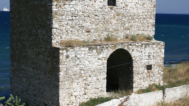 Памятник архитектуры XIV века разрушается из-за строительных работ в Феодосии