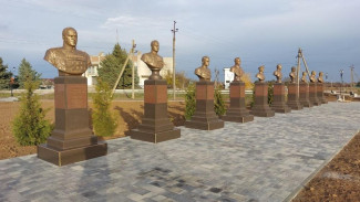 Бюсты героев СССР установили в одном из парков Красноперекопского района