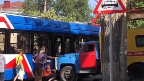 В Евпатории грузовик врезался в новый трамвай