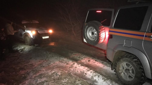 Двух детей эвакуировали спасатели из застрявшего в Крымских горах автомобиля