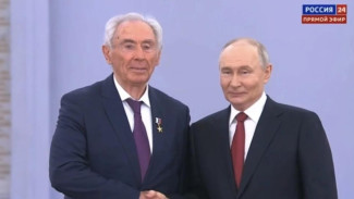 Владимир Путин наградил директора Симферопольского завода Александра Баталина золотой медалью «Герой труда»