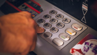 Сакскую жительницу задержали за кражу денег с банковской карты