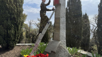 Сотрудники Следственного Комитета России благоустроили мемориал солдатам-освободителям в Алупке