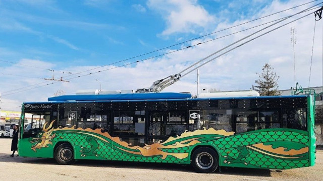 "Рогатый и зеленый": тематический новогодний троллейбус работает в Севастополе
