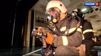 В Крыму пожарные устроили испытание для журналистов