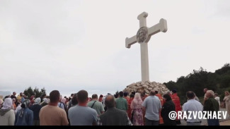 В Балаклаве освятили самый высокий поклонный крест Крыма (ВИДЕО)