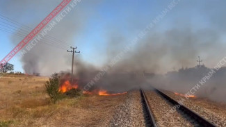В Керчи в районе «Капканы» горит сухая трава рядом с жилым сектором