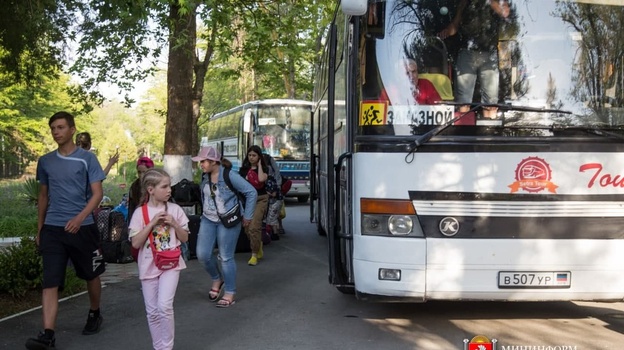 Дети из ДНР и ЛНР приехали отдохнуть в Крым