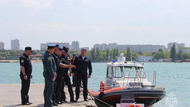 Смотр спасателей провели в Севастополе перед купальным сезоном