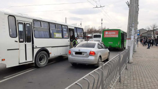 Водителей оштрафовали за парковку на остановках Симферополя