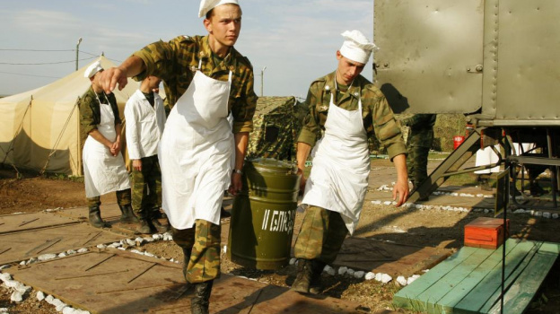 Российских солдат отстранили от нарядов на кухне – военком Крыма