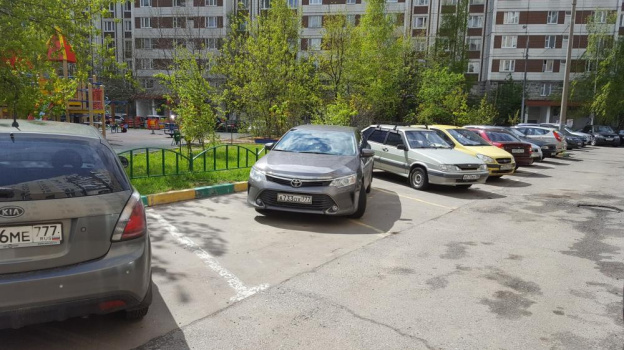 В Саках запретили неправильную парковку даже красивым авто