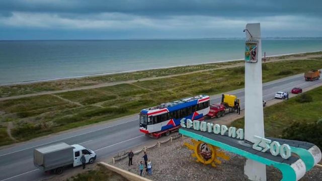 В Евпаторию доставили новый узкоколейный трамвай 