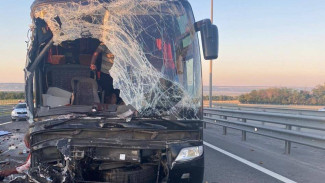 Автобус из Крыма с более 40 туристами врезался в грузовик