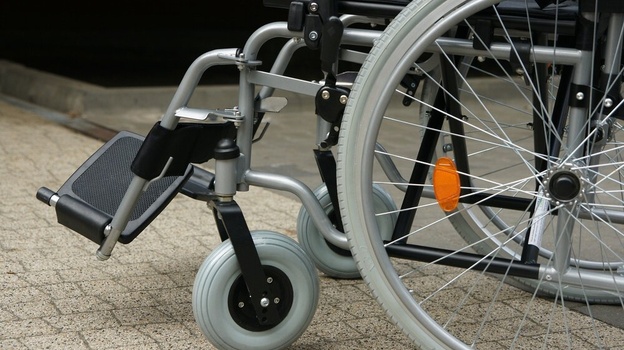 Инвалид-колясочник добился установки пандуса в Севастополе