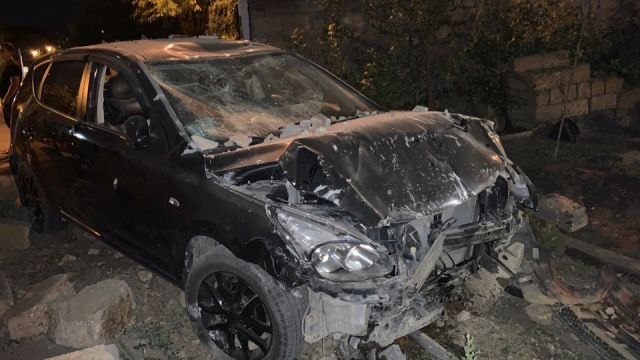 Заехал в дом на большой скорости и пробил забор (ФОТО)