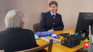 Двойной обман: Пожилой севастополец по указке аферистов забрал деньги у евпаторийской пенсионерки