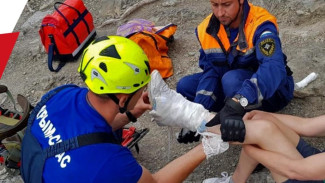 Крымские спасатели под проливным дождем эвакуировали туристку, которая повредила ногу