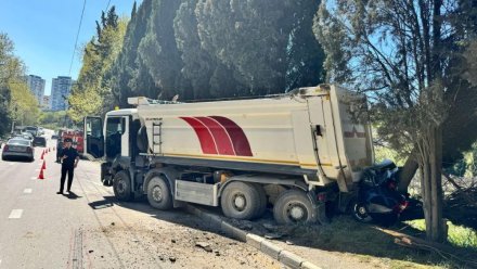 В Крыму грузовик раздавил легковое авто, погибли два человека