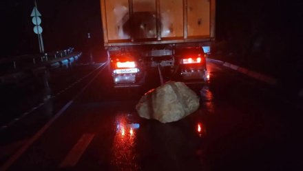 На проезжей части в Крыму после непогоды могут встречаться камни и нанесённый грунт