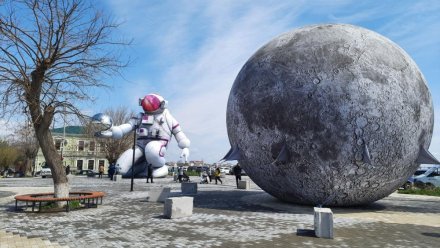 Тематические фигуры ко Дню космонавтики установили в Евпатории