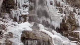 Самый высокий водопад Крыма замерз (ВИДЕО)
