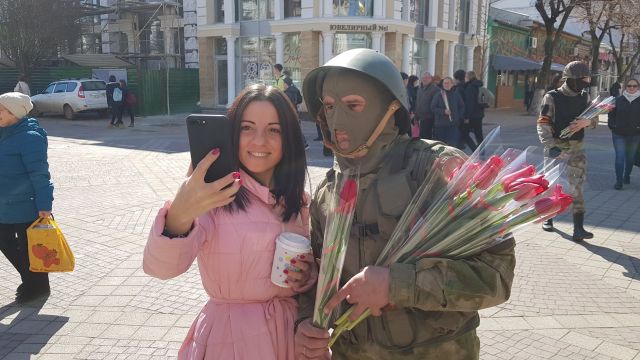 "Вежливые люди" и полицейские дарили цветы крымчанкам