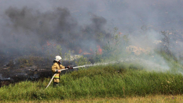 20 человек тушили горящее поле в Белогорском районе