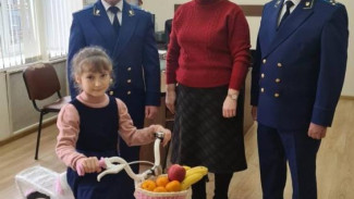 В Крыму сотрудники Прокуратуры подарили ребенку двухколесного "друга"