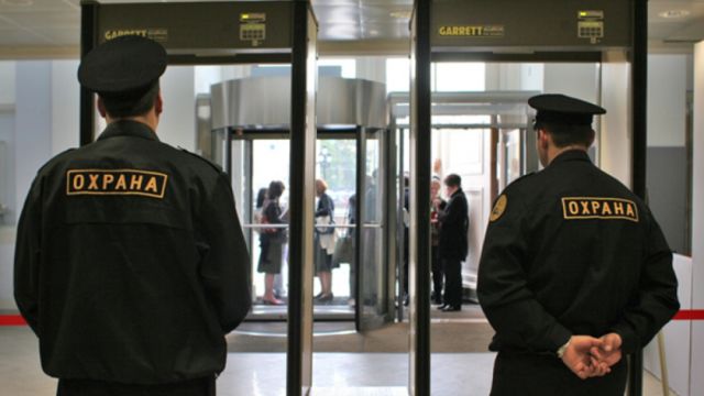 В Керчи усилили охрану учебных заведений