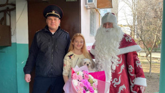 "Полицейский Дед Мороз" поздравил детей сотрудников МВД по Крыму