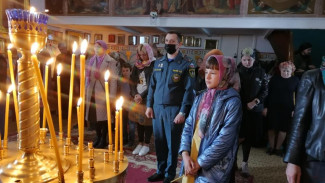 В храмах и церквях Крыма дежурят спасатели МЧС