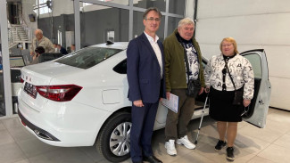 Трем жителям Крыма, пострадавшим на производстве, предоставили новые адаптированные автомобили