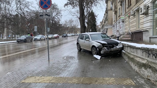 В Севастополе водитель разбил свою машину, предотвратив крупное ДТП
