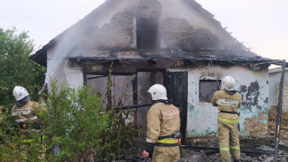 Два здания сгорели в Кировском районе
