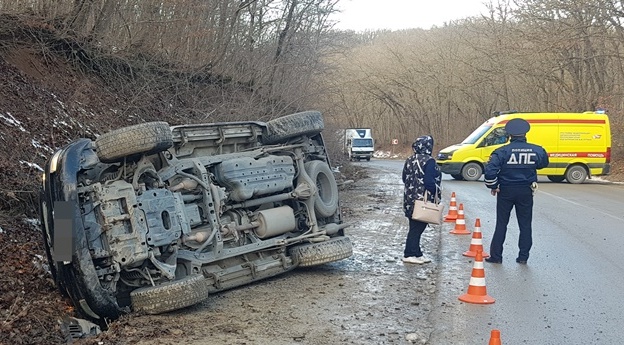 Под Судаком улетел в кювет дорогой 