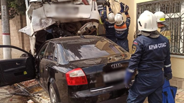Водитель иномарки попал в больницу после столкновения с легковушкой в Алуште