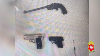 Сумку с оружием нашли в тайнике на одном из предприятий Крыма