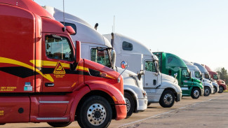 24 автомобиля начнут доставку грузов в Крыму в субботу