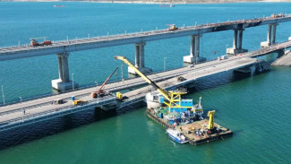 Плавучий кран подошел к месту обрушения Крымского моста