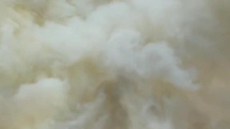 Тушение пожара в селе Школьное осложняет ветреная погода