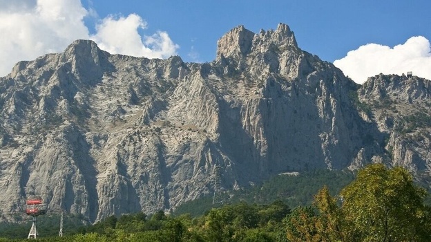 Турист застрял на скальном обрыве в горах Крыма