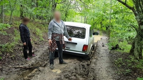 Туристы застряли на внедорожнике в Крымских горах