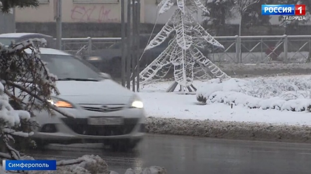 Непогода парализовала автомобильное движение в городах Крыма